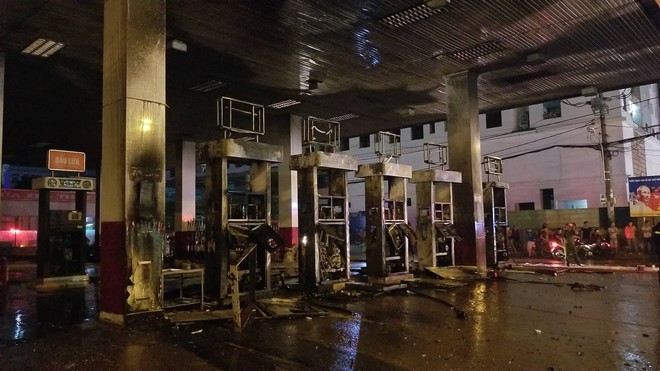 TP. HCM: C&acirc;y xăng bốc ch&aacute;y dữ dội k&egrave;m tiếng nổ lớn, nhiều người hoảng loạn bỏ chạy tho&aacute;t th&acirc;n - Ảnh 2.