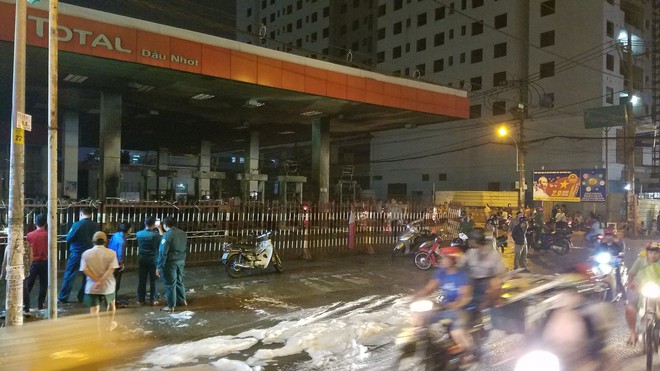 TP. HCM: C&acirc;y xăng bốc ch&aacute;y dữ dội k&egrave;m tiếng nổ lớn, nhiều người hoảng loạn bỏ chạy tho&aacute;t th&acirc;n - Ảnh 3.