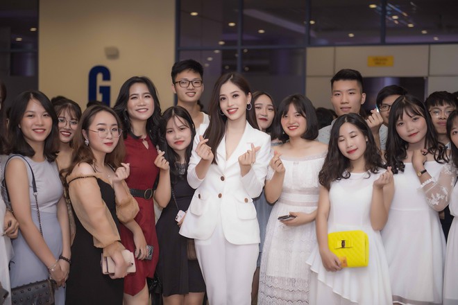 Chuẩn bị lên đường thi quốc tế, Á hậu Phương Nga vẫn liên tục biến hoá phong cách trong ngày về trường - Ảnh 10.