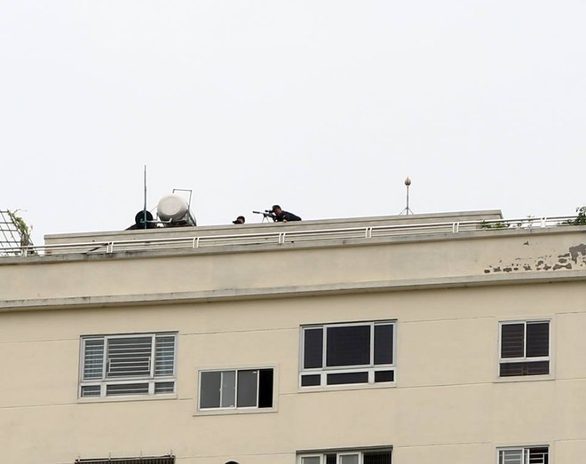 Gần 100 cảnh sát vây bắt đối tượng có “hàng nóng” cố thủ trong nhà - Ảnh 2.