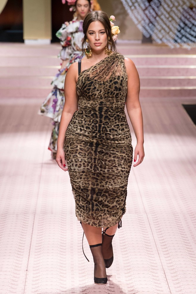 Bao nhiêu là lộng lẫy phù hoa đều đã hội tụ lại trong 6 BST "đỉnh" nhất Milan Fashion Week 3 Bao nhiêu là lộng lẫy phù hoa đều đã hội tụ lại trong 6 BST "đỉnh" nhất Milan Fashion Week 2