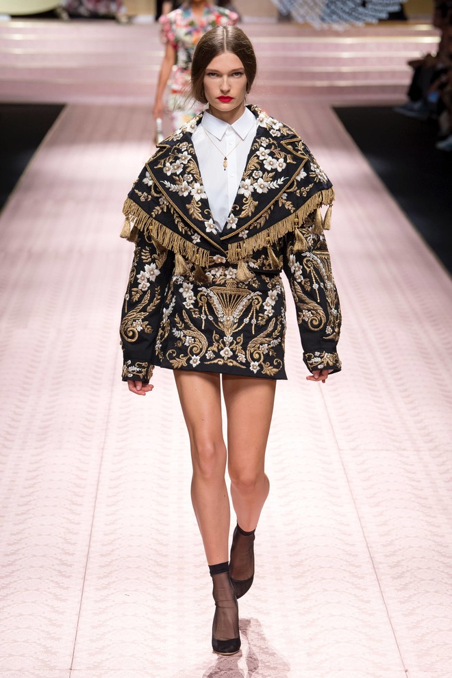 Bao nhiêu là lộng lẫy phù hoa đều đã hội tụ lại trong 6 BST "đỉnh" nhất Milan Fashion Week 4 Bao nhiêu là lộng lẫy phù hoa đều đã hội tụ lại trong 6 BST "đỉnh" nhất Milan Fashion Week 3