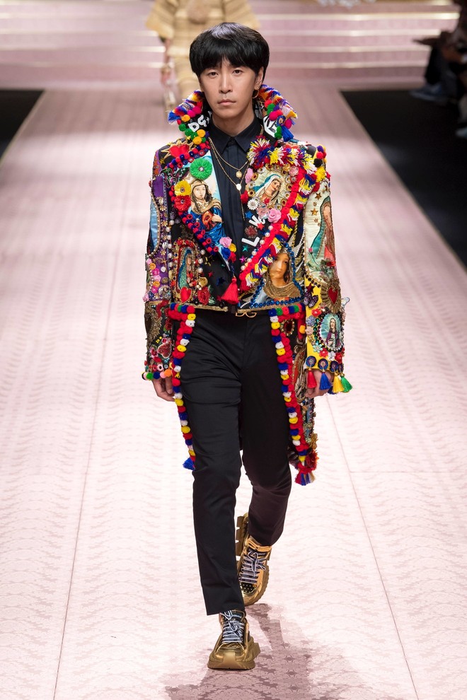 Bao nhiêu là lộng lẫy phù hoa đều đã hội tụ lại trong 6 BST "đỉnh" nhất Milan Fashion Week 5 Bao nhiêu là lộng lẫy phù hoa đều đã hội tụ lại trong 6 BST "đỉnh" nhất Milan Fashion Week 4