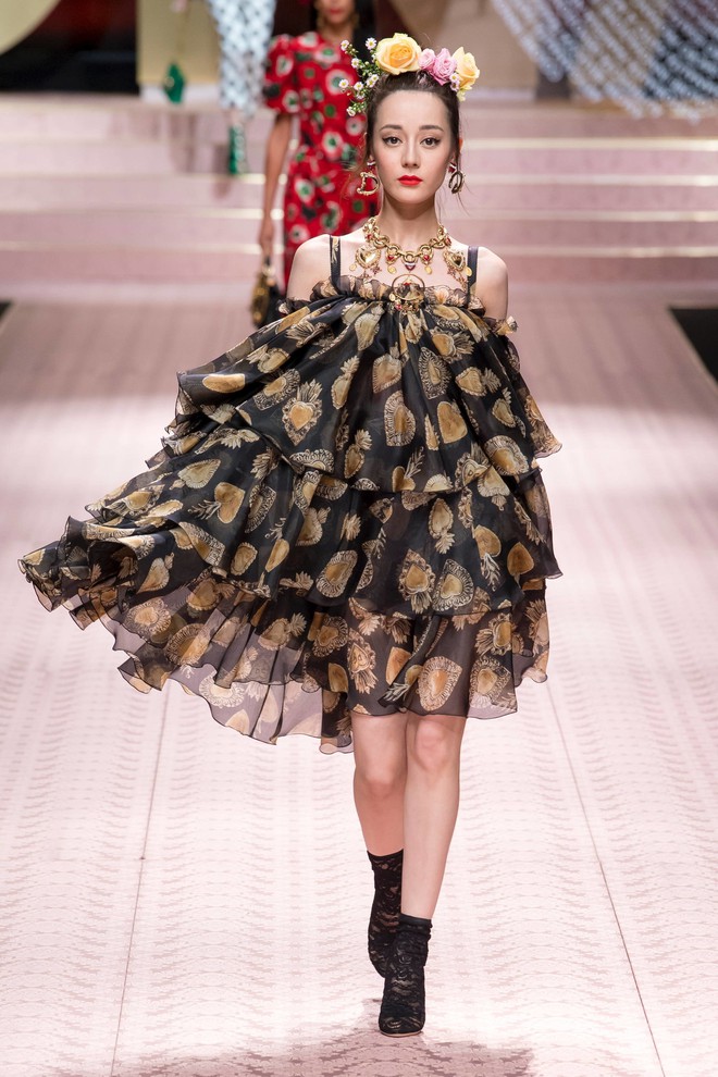 Bao nhiêu là lộng lẫy phù hoa đều đã hội tụ lại trong 6 BST "đỉnh" nhất Milan Fashion Week 6 Bao nhiêu là lộng lẫy phù hoa đều đã hội tụ lại trong 6 BST "đỉnh" nhất Milan Fashion Week 5