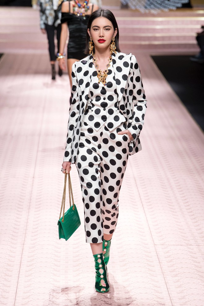 Bao nhiêu là lộng lẫy phù hoa đều đã hội tụ lại trong 6 BST "đỉnh" nhất Milan Fashion Week 7 Bao nhiêu là lộng lẫy phù hoa đều đã hội tụ lại trong 6 BST "đỉnh" nhất Milan Fashion Week 6