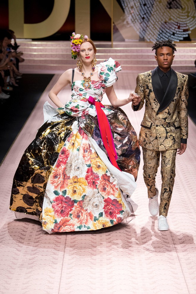 Bao nhiêu là lộng lẫy phù hoa đều đã hội tụ lại trong 6 BST "đỉnh" nhất Milan Fashion Week 9 Bao nhiêu là lộng lẫy phù hoa đều đã hội tụ lại trong 6 BST "đỉnh" nhất Milan Fashion Week 8