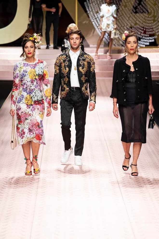 Bao nhiêu là lộng lẫy phù hoa đều đã hội tụ lại trong 6 BST "đỉnh" nhất Milan Fashion Week 12 Bao nhiêu là lộng lẫy phù hoa đều đã hội tụ lại trong 6 BST "đỉnh" nhất Milan Fashion Week 11