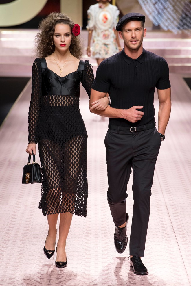 Bao nhiêu là lộng lẫy phù hoa đều đã hội tụ lại trong 6 BST "đỉnh" nhất Milan Fashion Week 13 Bao nhiêu là lộng lẫy phù hoa đều đã hội tụ lại trong 6 BST "đỉnh" nhất Milan Fashion Week 12