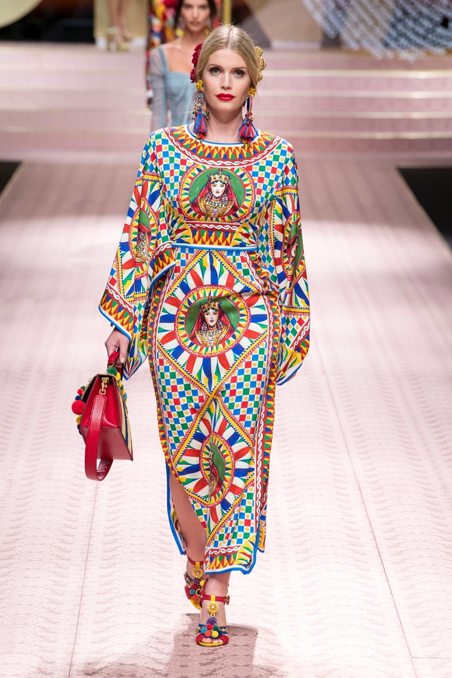 Bao nhiêu là lộng lẫy phù hoa đều đã hội tụ lại trong 6 BST "đỉnh" nhất Milan Fashion Week 14 Bao nhiêu là lộng lẫy phù hoa đều đã hội tụ lại trong 6 BST "đỉnh" nhất Milan Fashion Week 13