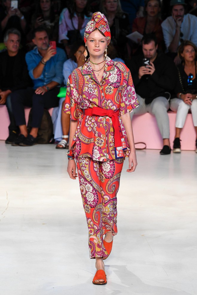 Bao nhiêu là lộng lẫy phù hoa đều đã hội tụ lại trong 6 BST "đỉnh" nhất Milan Fashion Week 57 Bao nhiêu là lộng lẫy phù hoa đều đã hội tụ lại trong 6 BST "đỉnh" nhất Milan Fashion Week 51