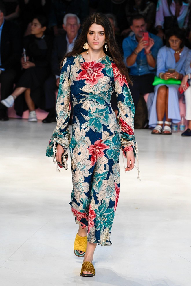 Bao nhiêu là lộng lẫy phù hoa đều đã hội tụ lại trong 6 BST "đỉnh" nhất Milan Fashion Week 58 Bao nhiêu là lộng lẫy phù hoa đều đã hội tụ lại trong 6 BST "đỉnh" nhất Milan Fashion Week 52