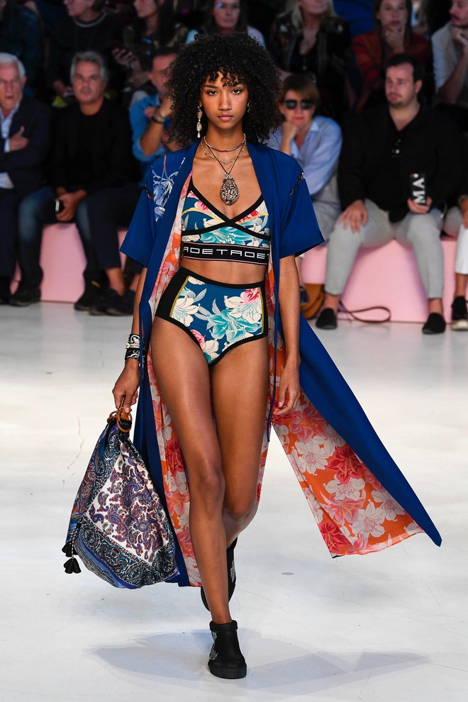 Bao nhiêu là lộng lẫy phù hoa đều đã hội tụ lại trong 6 BST "đỉnh" nhất Milan Fashion Week 60 Bao nhiêu là lộng lẫy phù hoa đều đã hội tụ lại trong 6 BST "đỉnh" nhất Milan Fashion Week 54