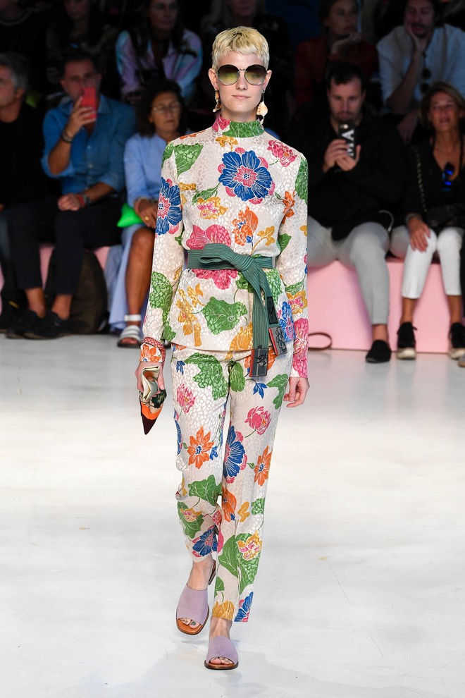 Bao nhiêu là lộng lẫy phù hoa đều đã hội tụ lại trong 6 BST "đỉnh" nhất Milan Fashion Week 61 Bao nhiêu là lộng lẫy phù hoa đều đã hội tụ lại trong 6 BST "đỉnh" nhất Milan Fashion Week 55