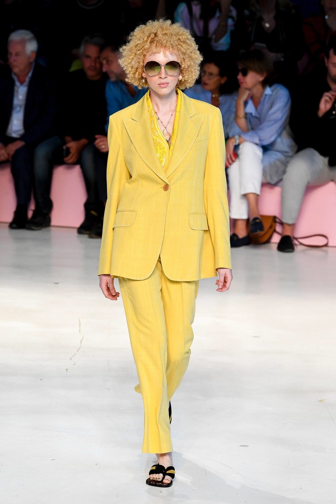 Bao nhiêu là lộng lẫy phù hoa đều đã hội tụ lại trong 6 BST "đỉnh" nhất Milan Fashion Week 62 Bao nhiêu là lộng lẫy phù hoa đều đã hội tụ lại trong 6 BST "đỉnh" nhất Milan Fashion Week 56