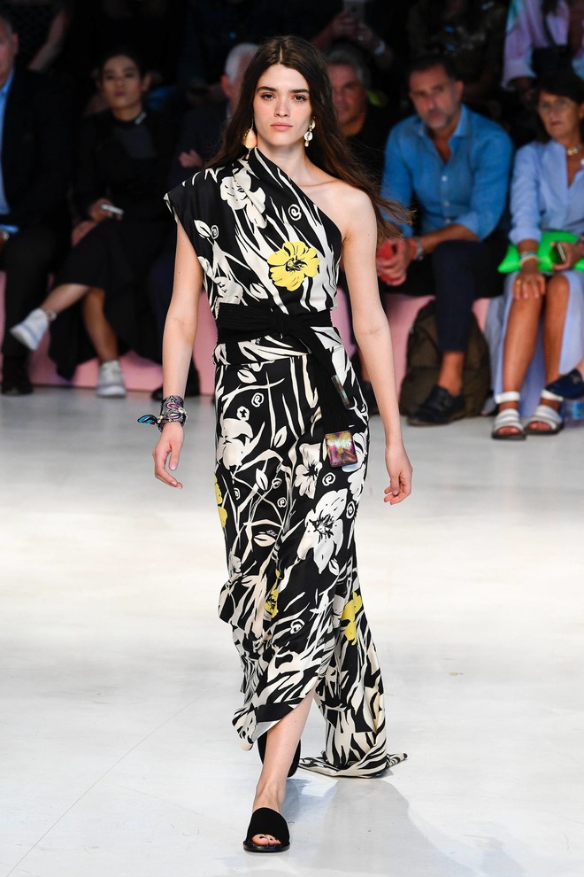 Bao nhiêu là lộng lẫy phù hoa đều đã hội tụ lại trong 6 BST "đỉnh" nhất Milan Fashion Week 64 Bao nhiêu là lộng lẫy phù hoa đều đã hội tụ lại trong 6 BST "đỉnh" nhất Milan Fashion Week 58