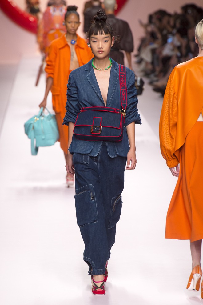 Bao nhiêu là lộng lẫy phù hoa đều đã hội tụ lại trong 6 BST "đỉnh" nhất Milan Fashion Week 38 Bao nhiêu là lộng lẫy phù hoa đều đã hội tụ lại trong 6 BST "đỉnh" nhất Milan Fashion Week 34