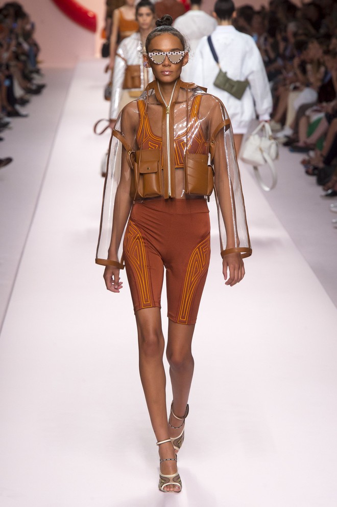 Bao nhiêu là lộng lẫy phù hoa đều đã hội tụ lại trong 6 BST "đỉnh" nhất Milan Fashion Week 40 Bao nhiêu là lộng lẫy phù hoa đều đã hội tụ lại trong 6 BST "đỉnh" nhất Milan Fashion Week 36