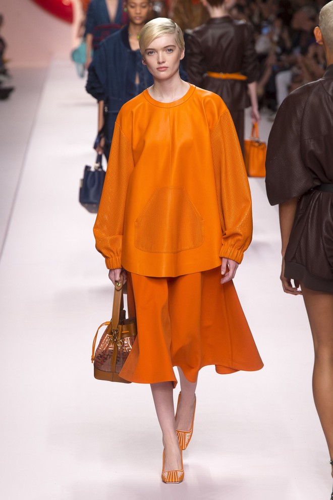 Bao nhiêu là lộng lẫy phù hoa đều đã hội tụ lại trong 6 BST "đỉnh" nhất Milan Fashion Week 41 Bao nhiêu là lộng lẫy phù hoa đều đã hội tụ lại trong 6 BST "đỉnh" nhất Milan Fashion Week 37