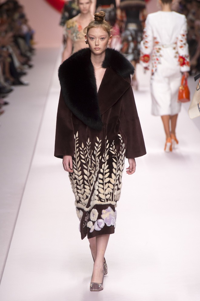 Bao nhiêu là lộng lẫy phù hoa đều đã hội tụ lại trong 6 BST "đỉnh" nhất Milan Fashion Week 43 Bao nhiêu là lộng lẫy phù hoa đều đã hội tụ lại trong 6 BST "đỉnh" nhất Milan Fashion Week 39
