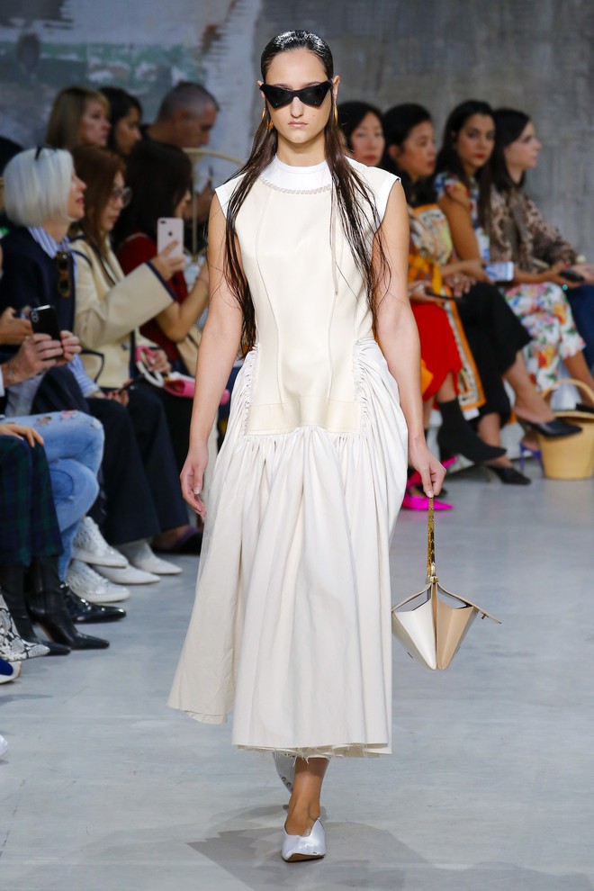 Bao nhiêu là lộng lẫy phù hoa đều đã hội tụ lại trong 6 BST "đỉnh" nhất Milan Fashion Week 46 Bao nhiêu là lộng lẫy phù hoa đều đã hội tụ lại trong 6 BST "đỉnh" nhất Milan Fashion Week 41