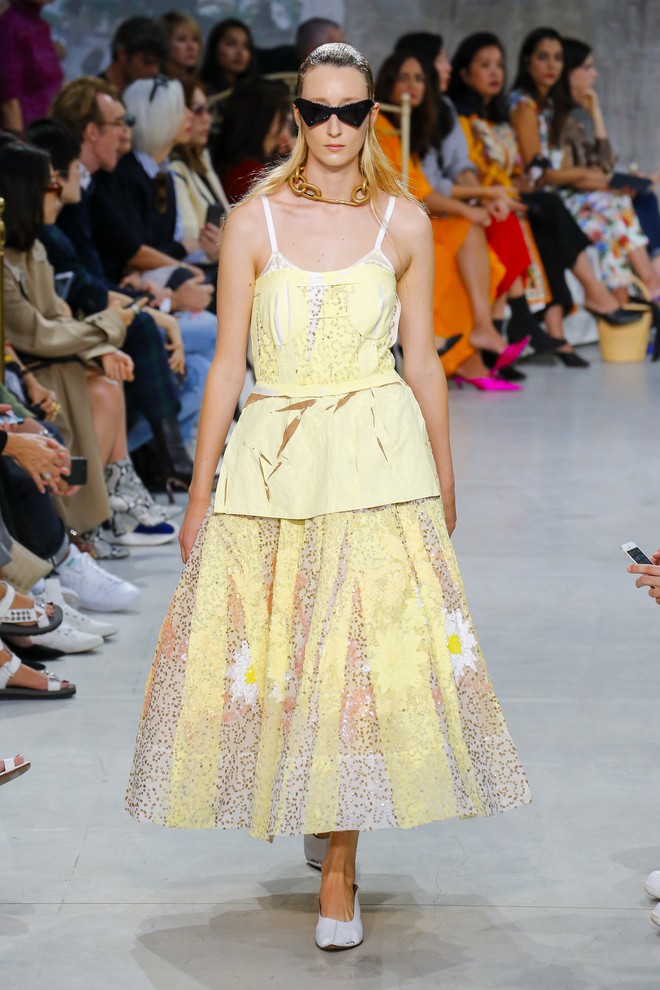 Bao nhiêu là lộng lẫy phù hoa đều đã hội tụ lại trong 6 BST "đỉnh" nhất Milan Fashion Week 47 Bao nhiêu là lộng lẫy phù hoa đều đã hội tụ lại trong 6 BST "đỉnh" nhất Milan Fashion Week 42