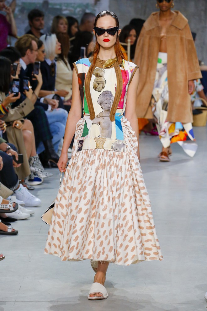 Bao nhiêu là lộng lẫy phù hoa đều đã hội tụ lại trong 6 BST "đỉnh" nhất Milan Fashion Week 48 Bao nhiêu là lộng lẫy phù hoa đều đã hội tụ lại trong 6 BST "đỉnh" nhất Milan Fashion Week 43