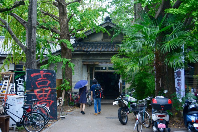 K&yacute; t&uacute;c x&aacute; 105 tuổi tại Nh&acirc;̣t hoang t&agrave;n, đổ n&aacute;t, c&oacute; thể sập bất cứ l&uacute;c n&agrave;o nhưng sinh vi&ecirc;n kh&ocirc;ng chịu dời đi v&igrave; l&yacute; do đặc biệt n&agrave;y - Ảnh 16.