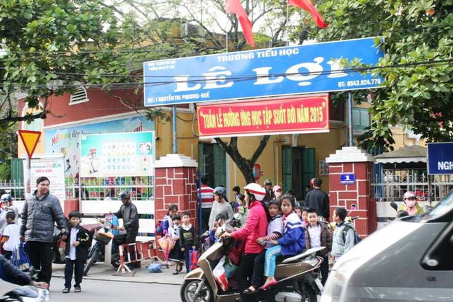 C&ocirc; gi&aacute;o phạt cả lớp tiểu học ngậm b&uacute;t v&igrave; mất trật tự: T&ocirc;i bị sốc v&igrave; sự việc bị đẩy qu&aacute; xa - Ảnh 1.