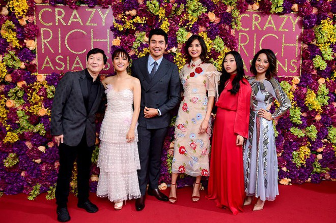 Crazy Rich Asians trở thành phim hài - tình cảm có doanh thu cao nhất trong vòng một thập kỷ - Ảnh 1.