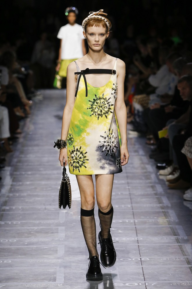 Bao nhiêu là lộng lẫy phù hoa đều đã hội tụ lại trong 6 BST "đỉnh" nhất Milan Fashion Week 28 Bao nhiêu là lộng lẫy phù hoa đều đã hội tụ lại trong 6 BST "đỉnh" nhất Milan Fashion Week 25