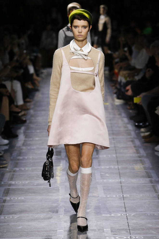 Bao nhiêu là lộng lẫy phù hoa đều đã hội tụ lại trong 6 BST "đỉnh" nhất Milan Fashion Week 32 Bao nhiêu là lộng lẫy phù hoa đều đã hội tụ lại trong 6 BST "đỉnh" nhất Milan Fashion Week 29