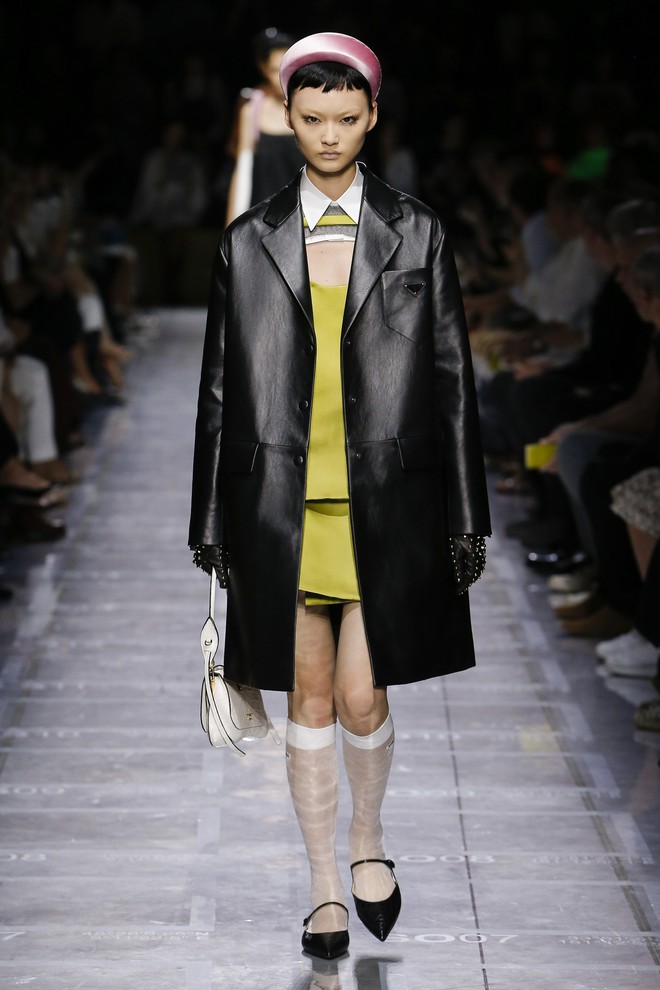 Bao nhiêu là lộng lẫy phù hoa đều đã hội tụ lại trong 6 BST "đỉnh" nhất Milan Fashion Week 33 Bao nhiêu là lộng lẫy phù hoa đều đã hội tụ lại trong 6 BST "đỉnh" nhất Milan Fashion Week 30