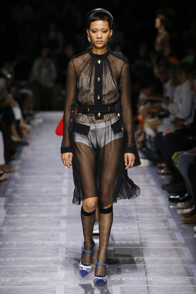 Bao nhiêu là lộng lẫy phù hoa đều đã hội tụ lại trong 6 BST "đỉnh" nhất Milan Fashion Week 34 Bao nhiêu là lộng lẫy phù hoa đều đã hội tụ lại trong 6 BST "đỉnh" nhất Milan Fashion Week 31