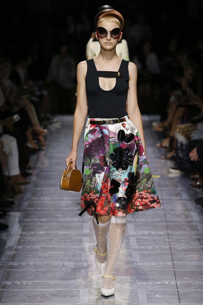 Bao nhiêu là lộng lẫy phù hoa đều đã hội tụ lại trong 6 BST "đỉnh" nhất Milan Fashion Week 35 Bao nhiêu là lộng lẫy phù hoa đều đã hội tụ lại trong 6 BST "đỉnh" nhất Milan Fashion Week 32