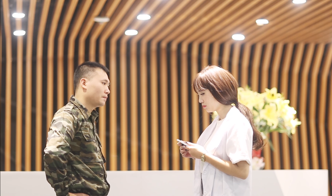 Trước m&agrave;n hất điện thoại g&acirc;y thất vọng của Song Lu&acirc;n - Khả Ng&acirc;n, Việt Nam từng c&oacute; cảnh parody hay kh&ocirc;ng k&eacute;m Hậu Duệ Mặt Trời bản gốc - Ảnh 7.