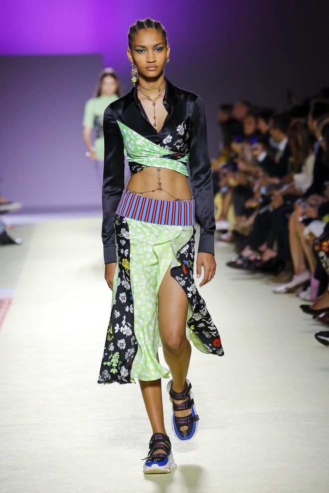 Bao nhiêu là lộng lẫy phù hoa đều đã hội tụ lại trong 6 BST "đỉnh" nhất Milan Fashion Week 22 Bao nhiêu là lộng lẫy phù hoa đều đã hội tụ lại trong 6 BST "đỉnh" nhất Milan Fashion Week 20