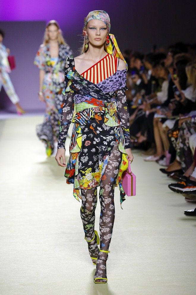 Bao nhiêu là lộng lẫy phù hoa đều đã hội tụ lại trong 6 BST "đỉnh" nhất Milan Fashion Week 23 Bao nhiêu là lộng lẫy phù hoa đều đã hội tụ lại trong 6 BST "đỉnh" nhất Milan Fashion Week 21