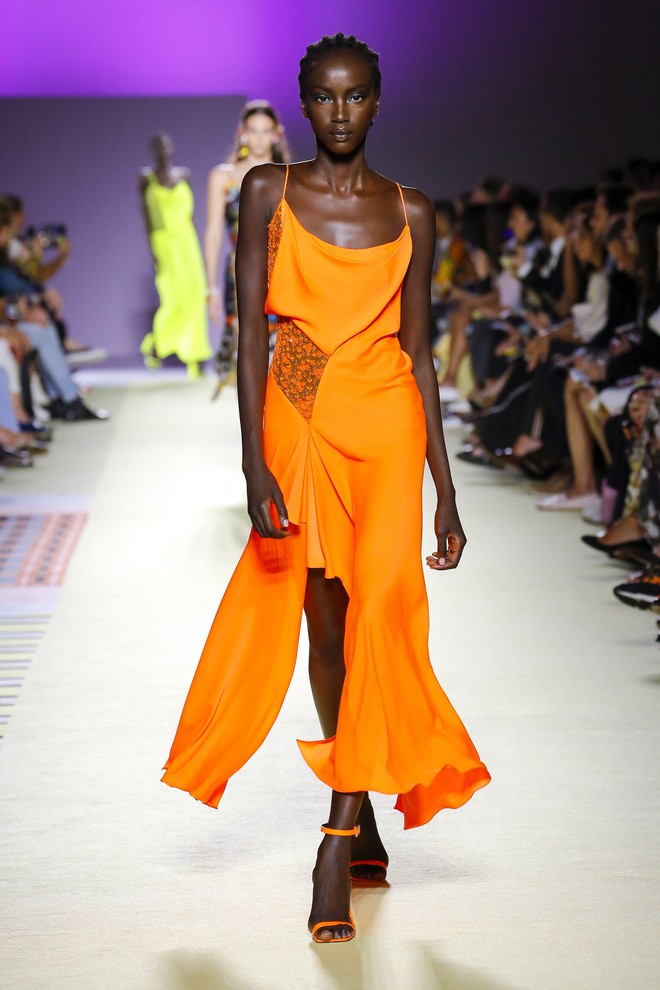 Bao nhiêu là lộng lẫy phù hoa đều đã hội tụ lại trong 6 BST "đỉnh" nhất Milan Fashion Week 25 Bao nhiêu là lộng lẫy phù hoa đều đã hội tụ lại trong 6 BST "đỉnh" nhất Milan Fashion Week 23