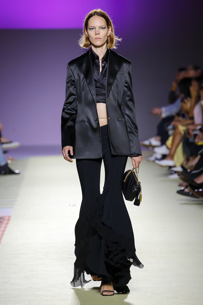 Bao nhiêu là lộng lẫy phù hoa đều đã hội tụ lại trong 6 BST "đỉnh" nhất Milan Fashion Week 26 Bao nhiêu là lộng lẫy phù hoa đều đã hội tụ lại trong 6 BST "đỉnh" nhất Milan Fashion Week 24