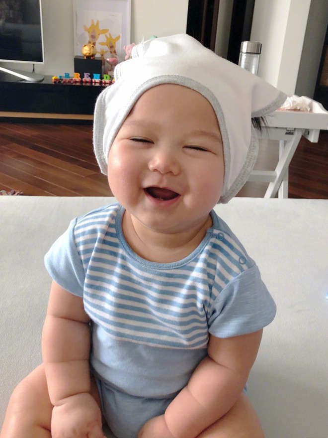 Tr&ograve;n 1 tuổi, qu&yacute; tử nh&agrave; Hồ Hạnh Nhi được bố mẹ tổ chức sinh nhật ấm c&uacute;ng, gh&igrave; chặt h&ocirc;n l&otilde;m m&aacute; cực đ&aacute;ng y&ecirc;u - Ảnh 4.