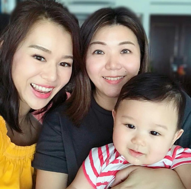 Tr&ograve;n 1 tuổi, qu&yacute; tử nh&agrave; Hồ Hạnh Nhi được bố mẹ tổ chức sinh nhật ấm c&uacute;ng, gh&igrave; chặt h&ocirc;n l&otilde;m m&aacute; cực đ&aacute;ng y&ecirc;u - Ảnh 7.