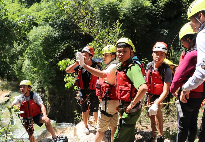 Lâm Đồng: Kiểm tra toàn bộ tại thác Datanla, đề nghị bỏ nấc nhảy từ độ cao 11m sau tai nạn khiến du khách Hàn Quốc tử vong - Ảnh 2.