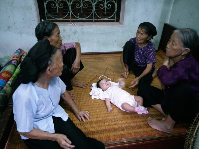 Khoảnh khắc c&aacute;c b&ocirc; l&atilde;o qu&acirc;y quần b&agrave;n luận s&ocirc;i nổi để đặt t&ecirc;n cho ch&aacute;u g&aacute;i v&agrave; sự thật ph&iacute;a sau khiến nhiều người bật cười - Ảnh 2.