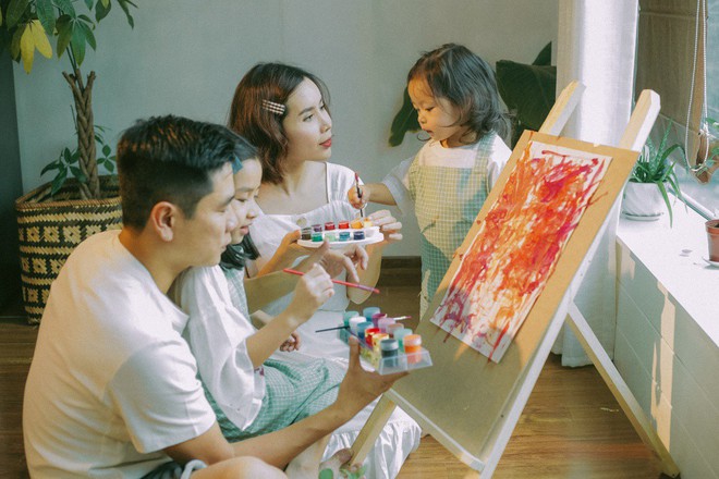Lưu Hương Giang - Hồ Hoài Anh lần đầu chụp ảnh gia đình đủ 4 thành viên, hé lộ con gái hơn 2 tuổi lớn phổng phao - Ảnh 1.
