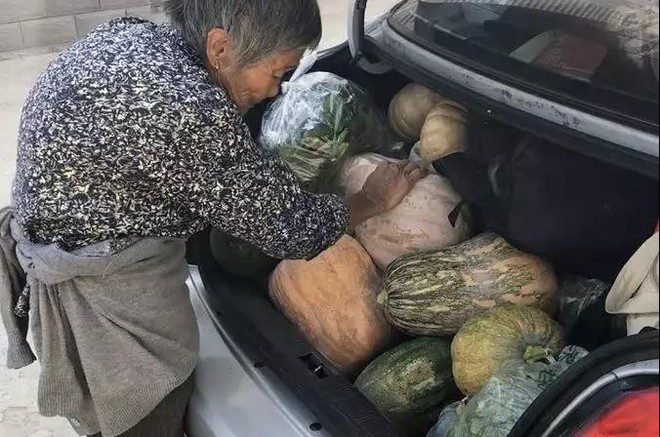 Sinh viên khắp nơi khoe đồ tiếp tế của cha mẹ: Nhà có gì ngon nhất là gửi hết cho con cái - Ảnh 8.