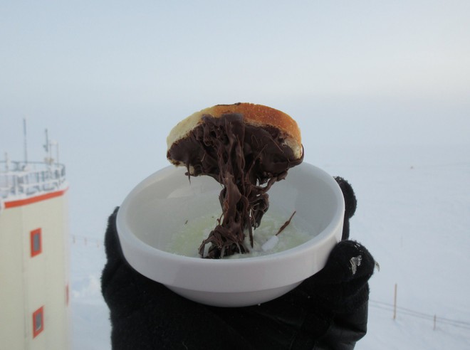 Điều gì sẽ xảy ra khi bạn nấu ăn ở Nam Cực với nhiệt độ ngoài trời là -70 độ C? - Ảnh 1.