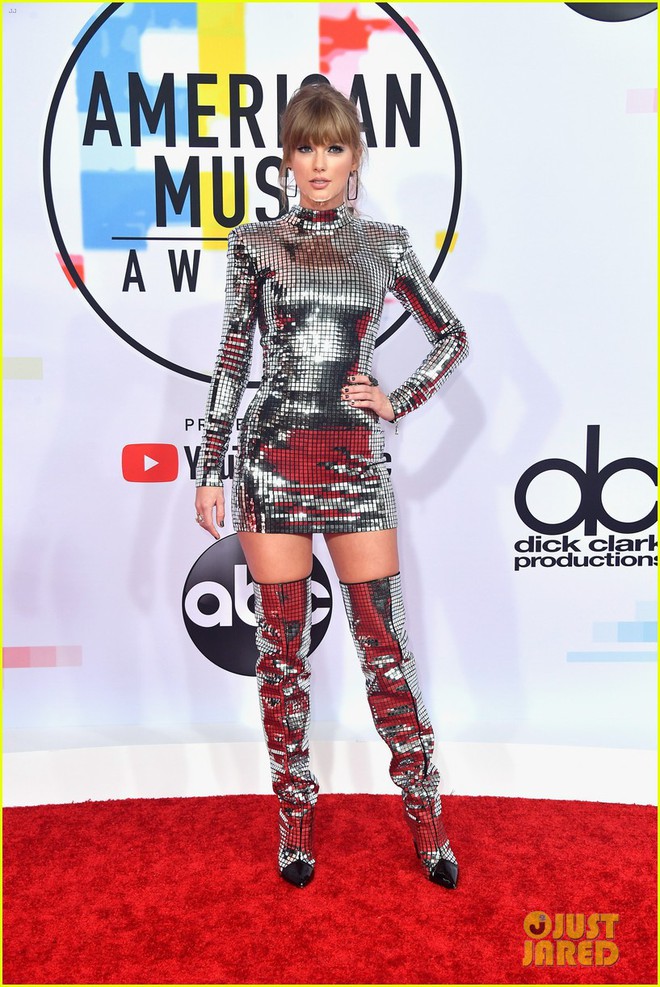 Nếu để gọi tên bộ trang phục của Taylor Swift tham dự AMA 2018 thì đó hẳn phải là quả cầu disco - Ảnh 3.