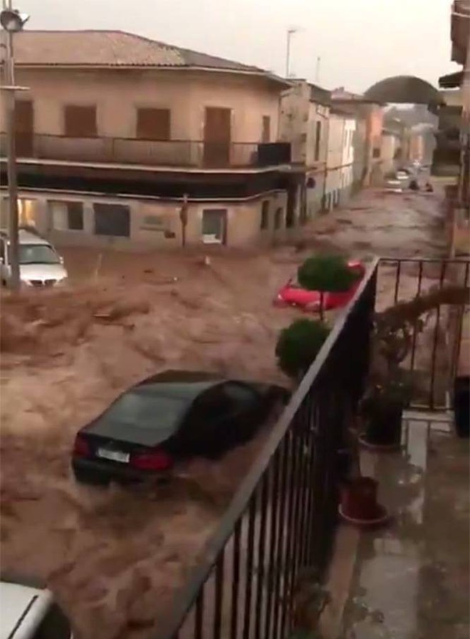 Lũ lớn c&agrave;n qu&eacute;t đảo Mallorca, T&acirc;y Ban Nha: &Iacute;t nhất 5 người chết, nhiều người mất t&iacute;ch - Ảnh 1.