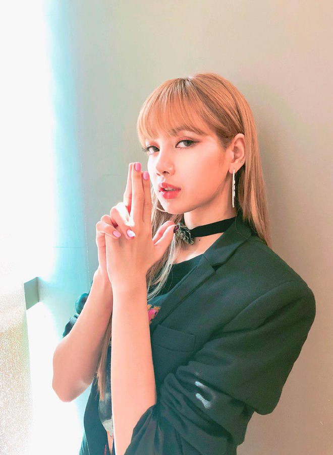 Báo Thái tiết lộ 10 sự thật về Lisa (Black Pink), thông tin về bố nuôi nổi tiếng thế giới của cô đặc biệt gây chú ý - Ảnh 15.