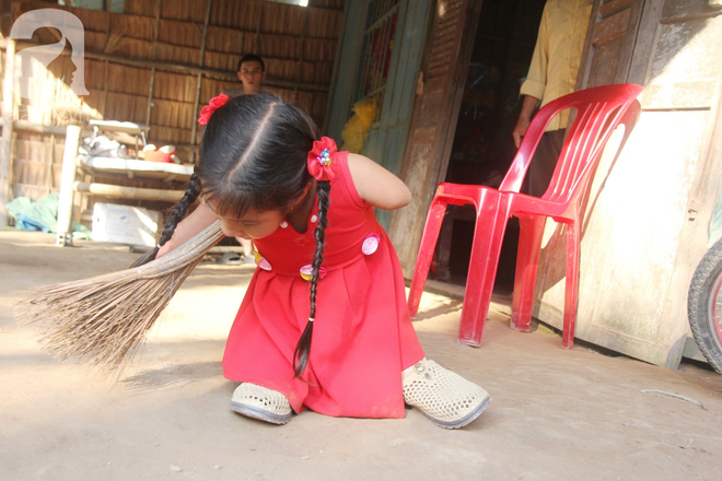 Bố mất, mẹ bỏ đi lấy chồng, bé gái 8 tuổi ngây ngô hỏi: Ngoại ơi, sao mẹ sinh con ra cụt tay cụt chân vậy ạ - Ảnh 17.